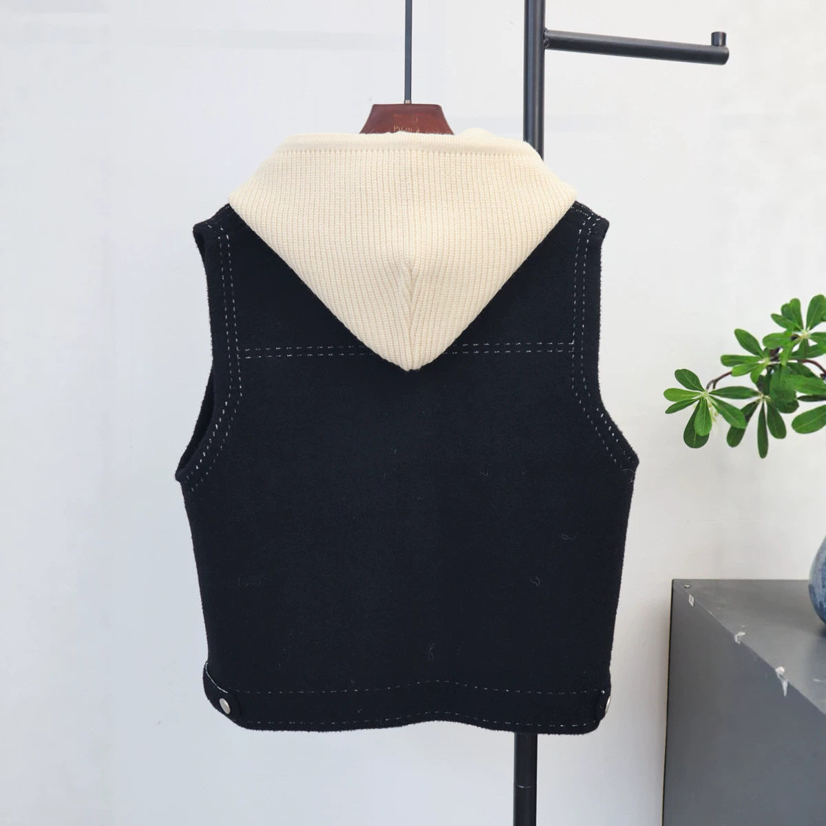 Loose sleeveless sweater vest for women